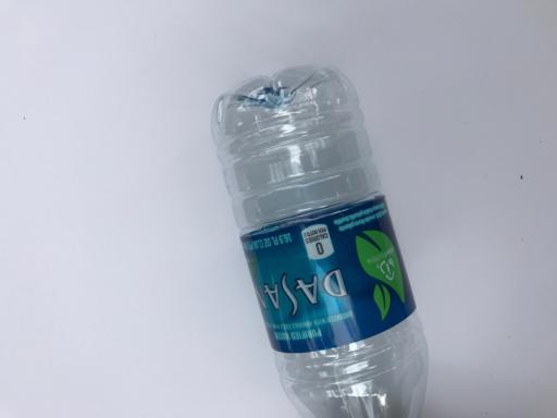 Eine Kunststoffflasche aus QEVs veröffentlichtem Fotobeispiel.